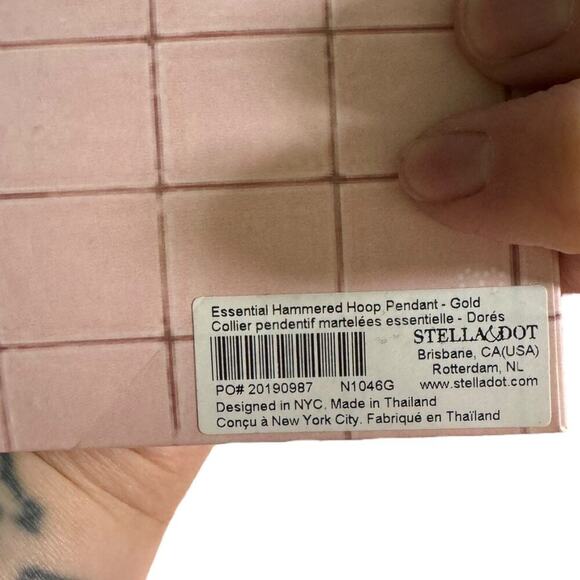 Stella & Dot Essential Hammered Hoop Pendant Gold Necklace Classic Statement OS - Picture 3 of 10